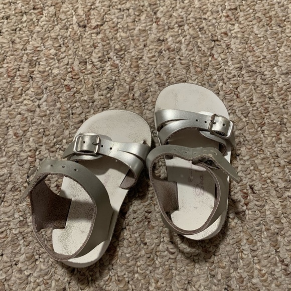 Toddler size 4 sandals - Picture 3 of 3